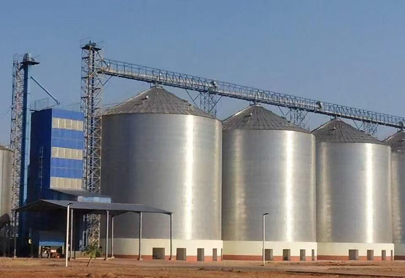 Flat-bottomed steel silo